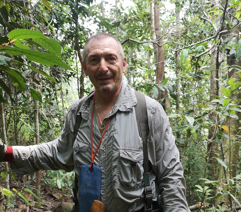 Glenn-Karpel-in-Borneo-jungle