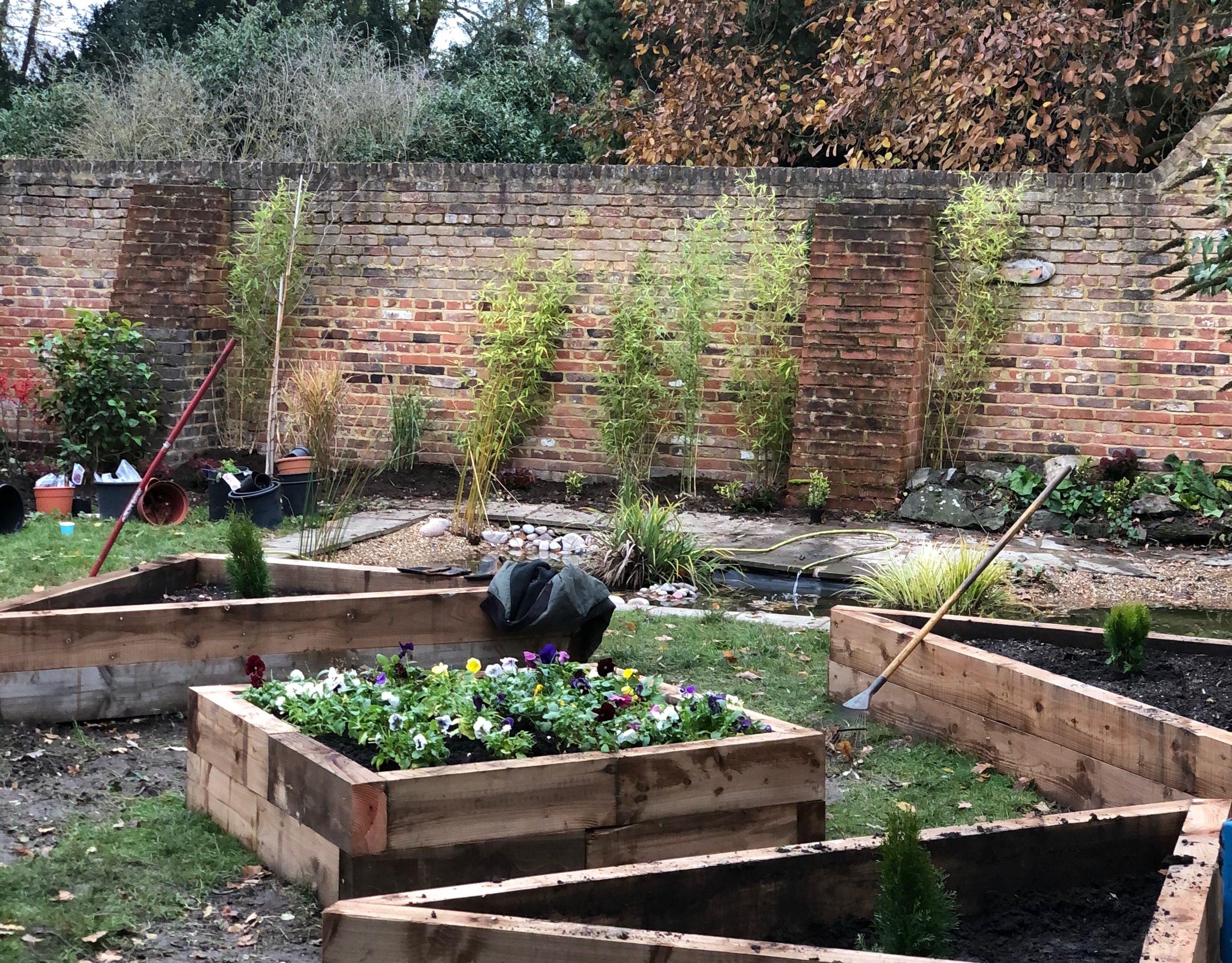 Lavender-Green-Flowers-build-therapeutic-garden-for-young-patients-at-Huntercombe-Hospital-Maidenhead2