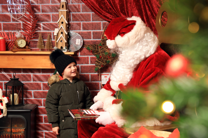 The-best-Christmas-Grottos-where-you-can-meet-Santa-in-the-Midlands-3