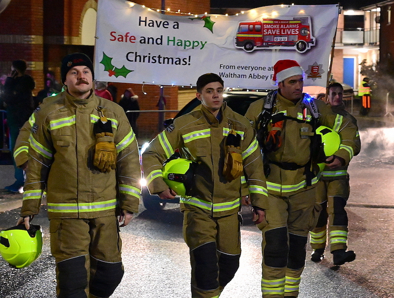 Crowds-turn-out-for-Waltham-Abbey-Christmas-cavalcade-of-light2