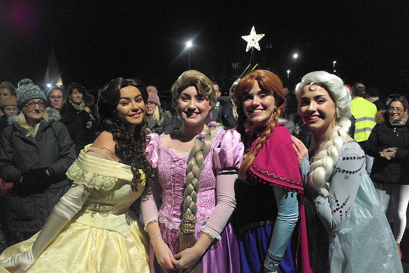 Crowds-turn-out-for-Waltham-Abbey-Christmas-cavalcade-of-light3