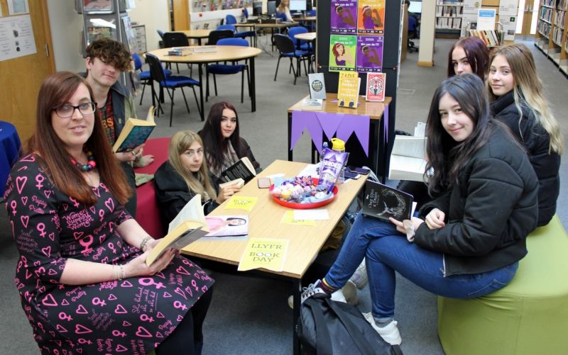 College initiative encourages students to read more