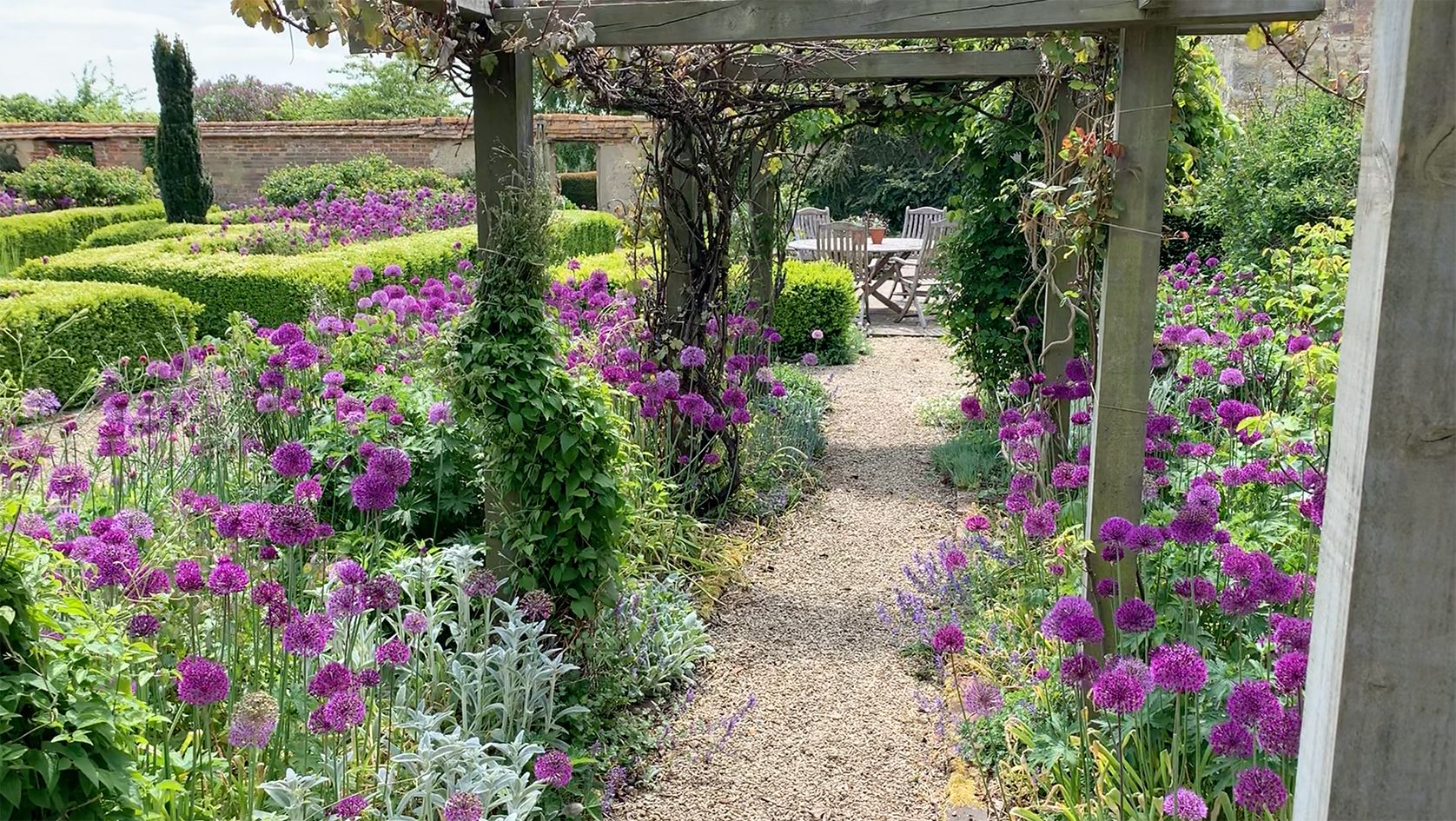 Virtual tours of gorgeous Haddenham gardens