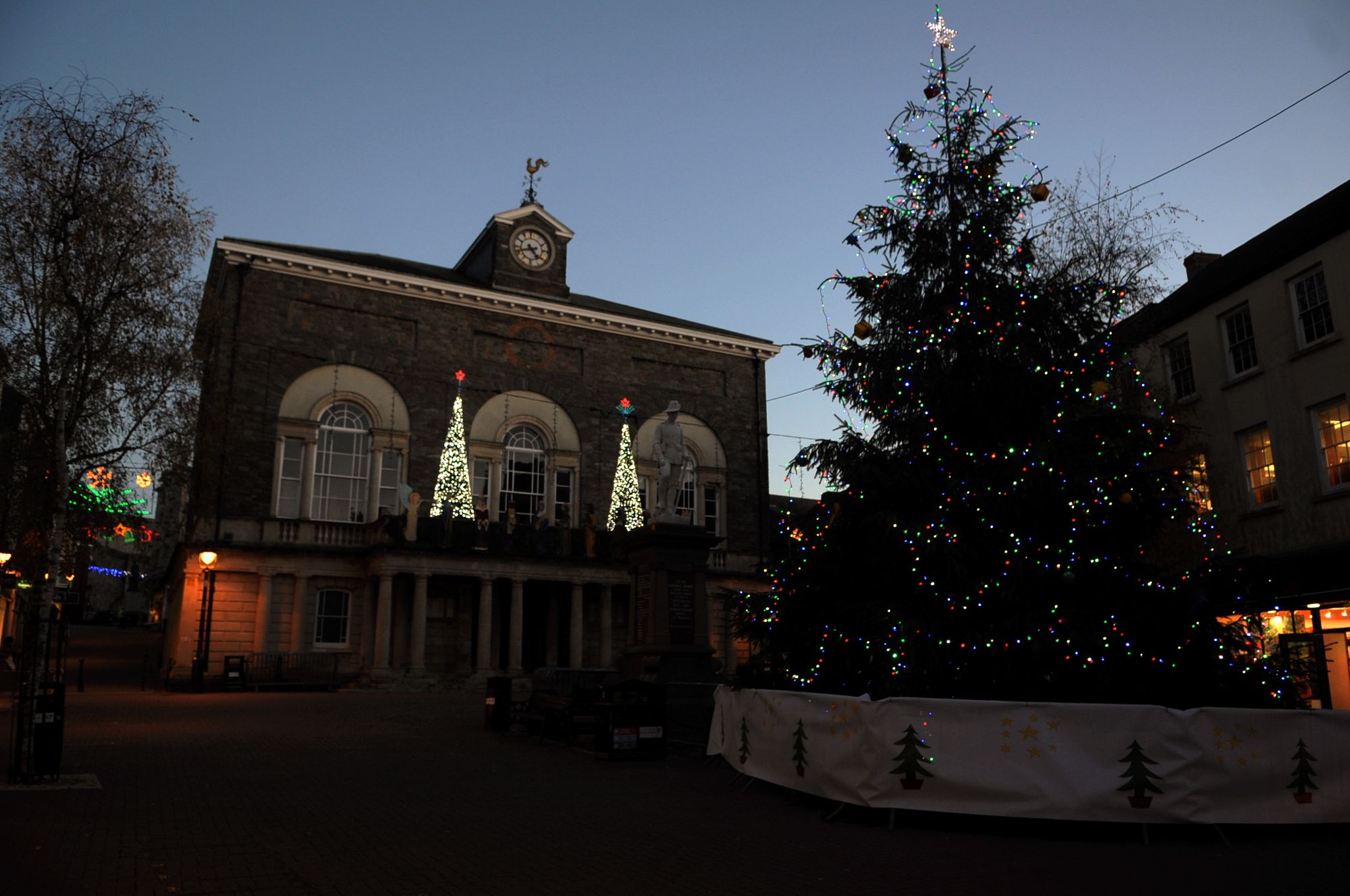 Carmarthen Christmas lights switch on delayed by 'firebreak' lockdown