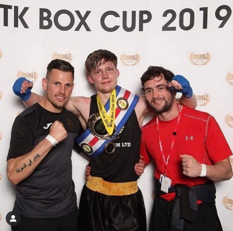Widnes amateur boxer signs pro contract