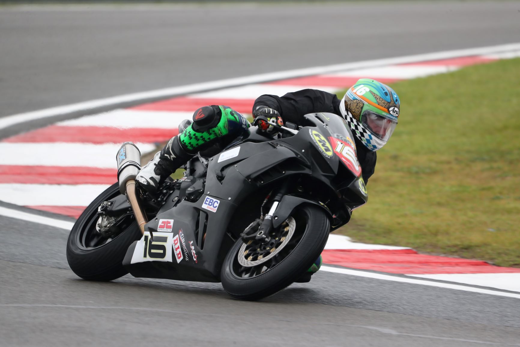Hopkins has mixed bag of results on wet Donington track