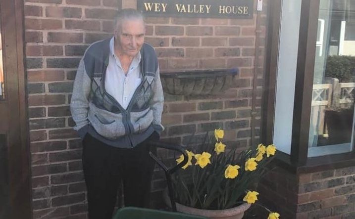 Green-fingered 97-year-old wins gold award at Farnham in Bloom