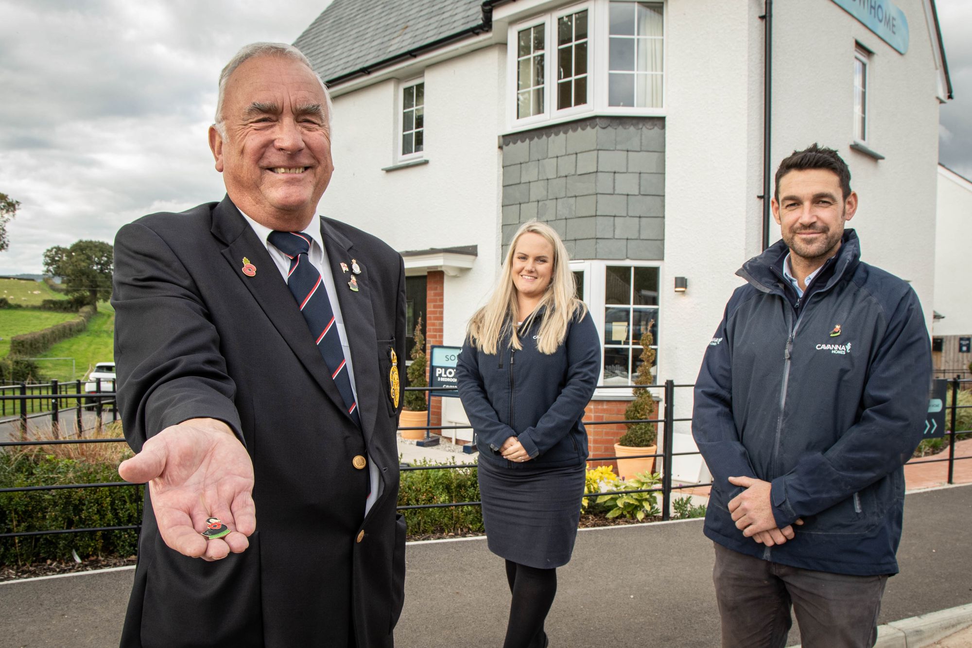 Builders back Dawlish badge maker Richard with donation