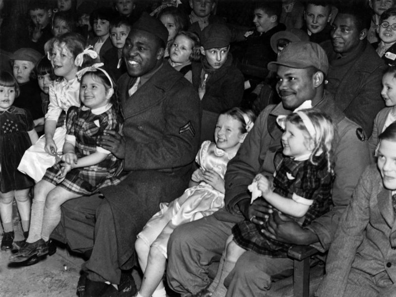 Nostalgia: New book publishes extraordinary newspaper photos from wartime era