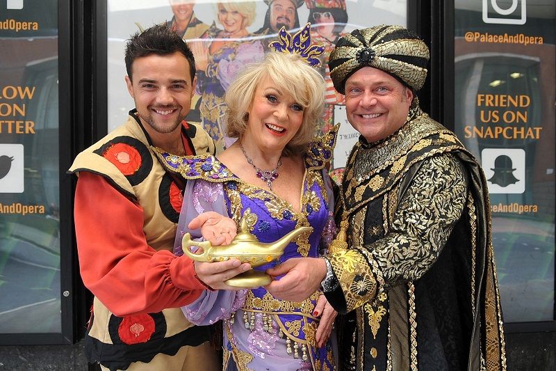 Sunday Nostalgia: Coronation Street stars in panto at Manchester's Granada Studios