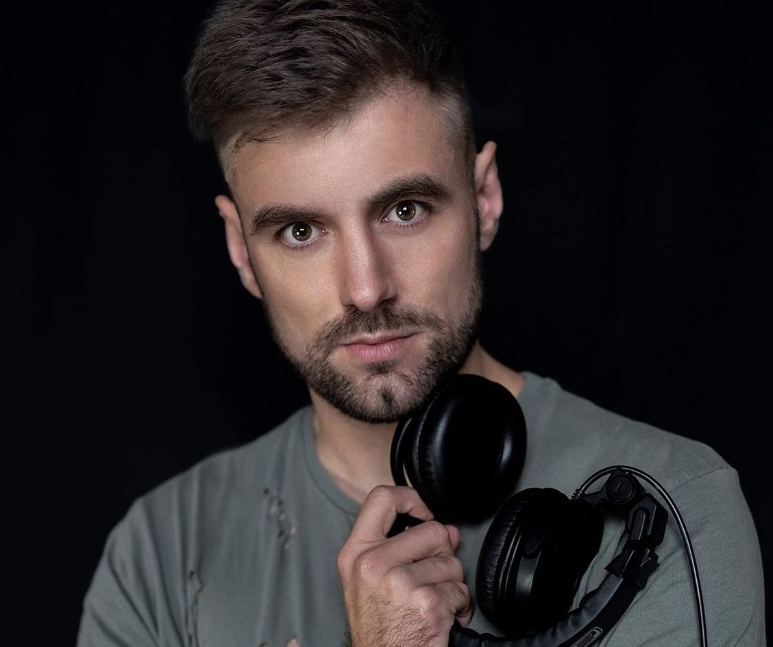 DJ supports local businesses with late-night shopping performance