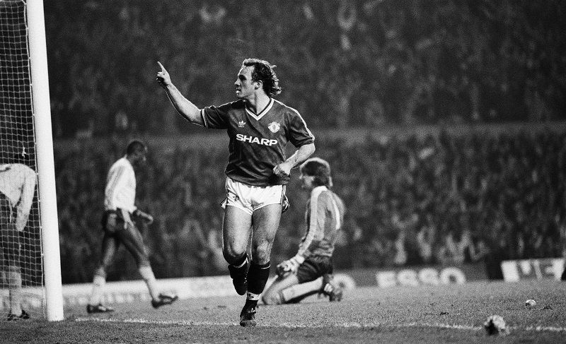Sunday Nostalgia: Manchester United celebrate victory in clash against Arsenal