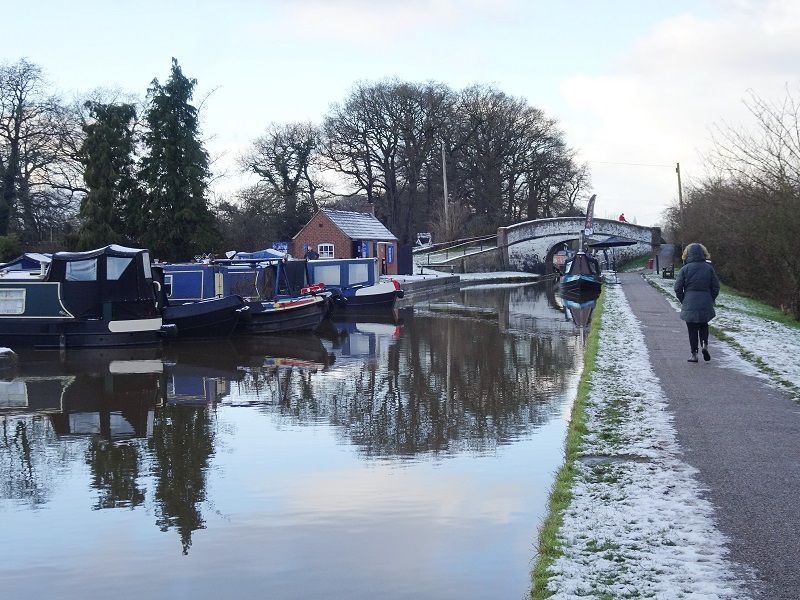 Safety tips for walkers exploring Cheshire canals and waterways