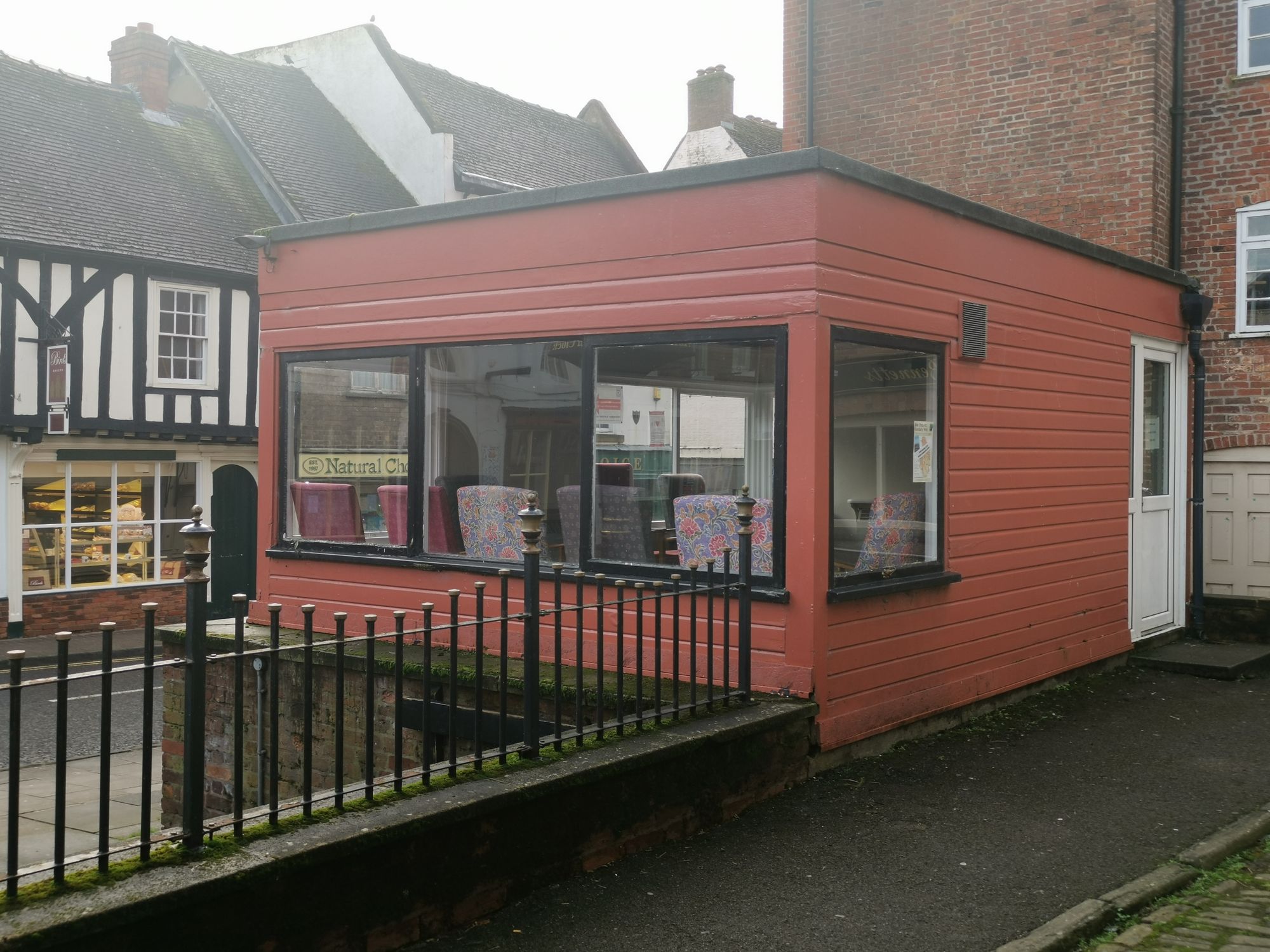 Plan to replace town centre shelter with lasting memorial to the pandemic victims