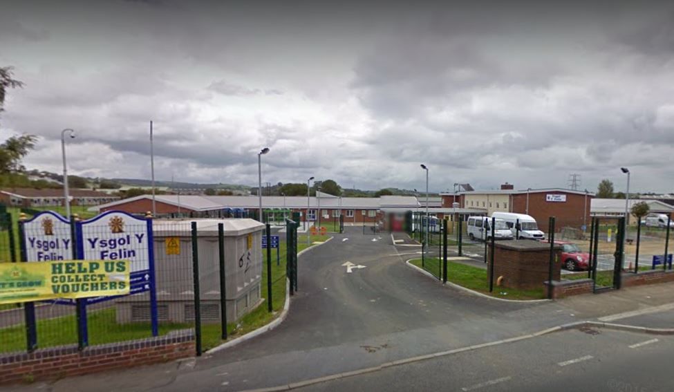 Calls made to scrap plans for switch to teaching in Welsh at Llanelli primary school