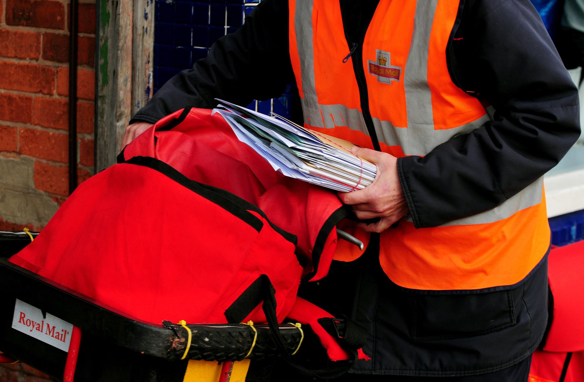 Royal Mail warns customers as new scam emerges