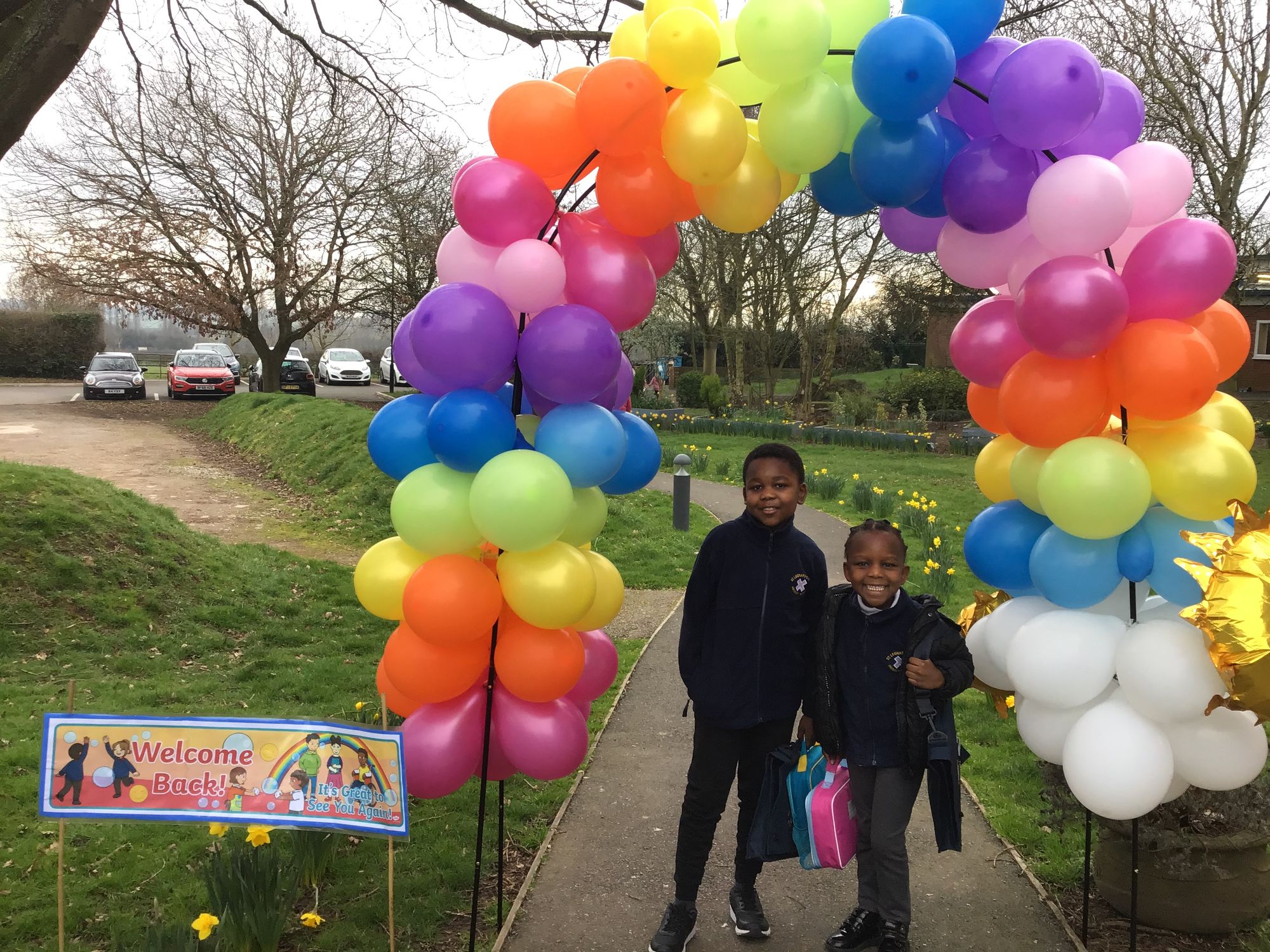 Tamworth school pupils welcomed back with balloons and banners