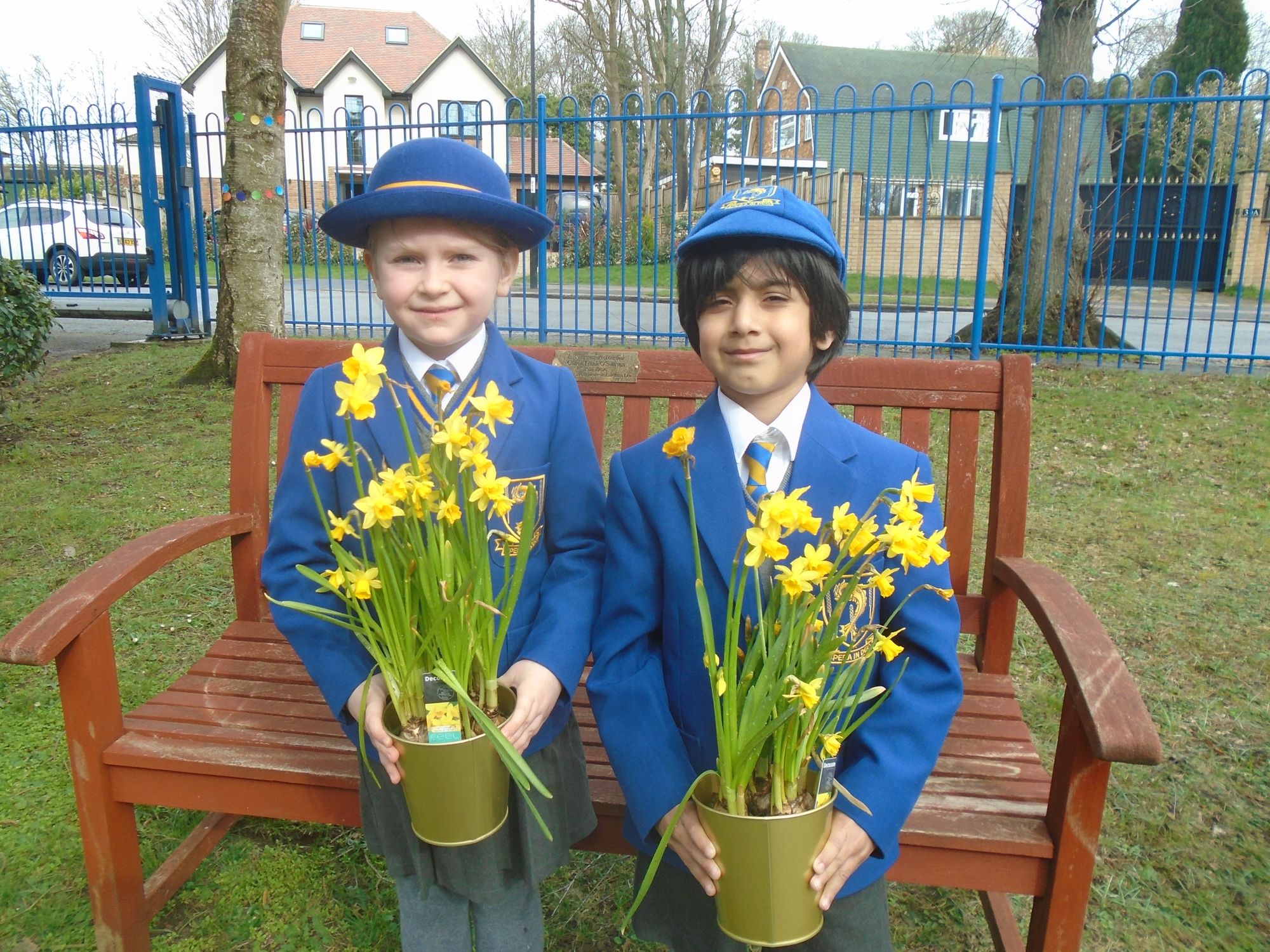 Purley primary school pupils plant bulbs for Easter garden