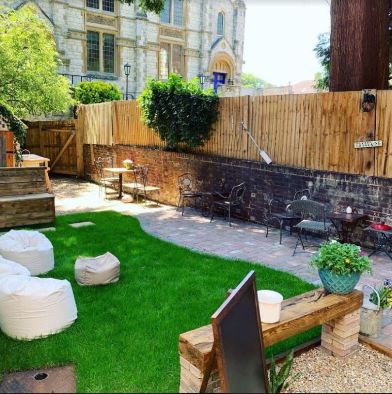 Fashion boutique turned outdoor bar in Reigate applies for full-time license