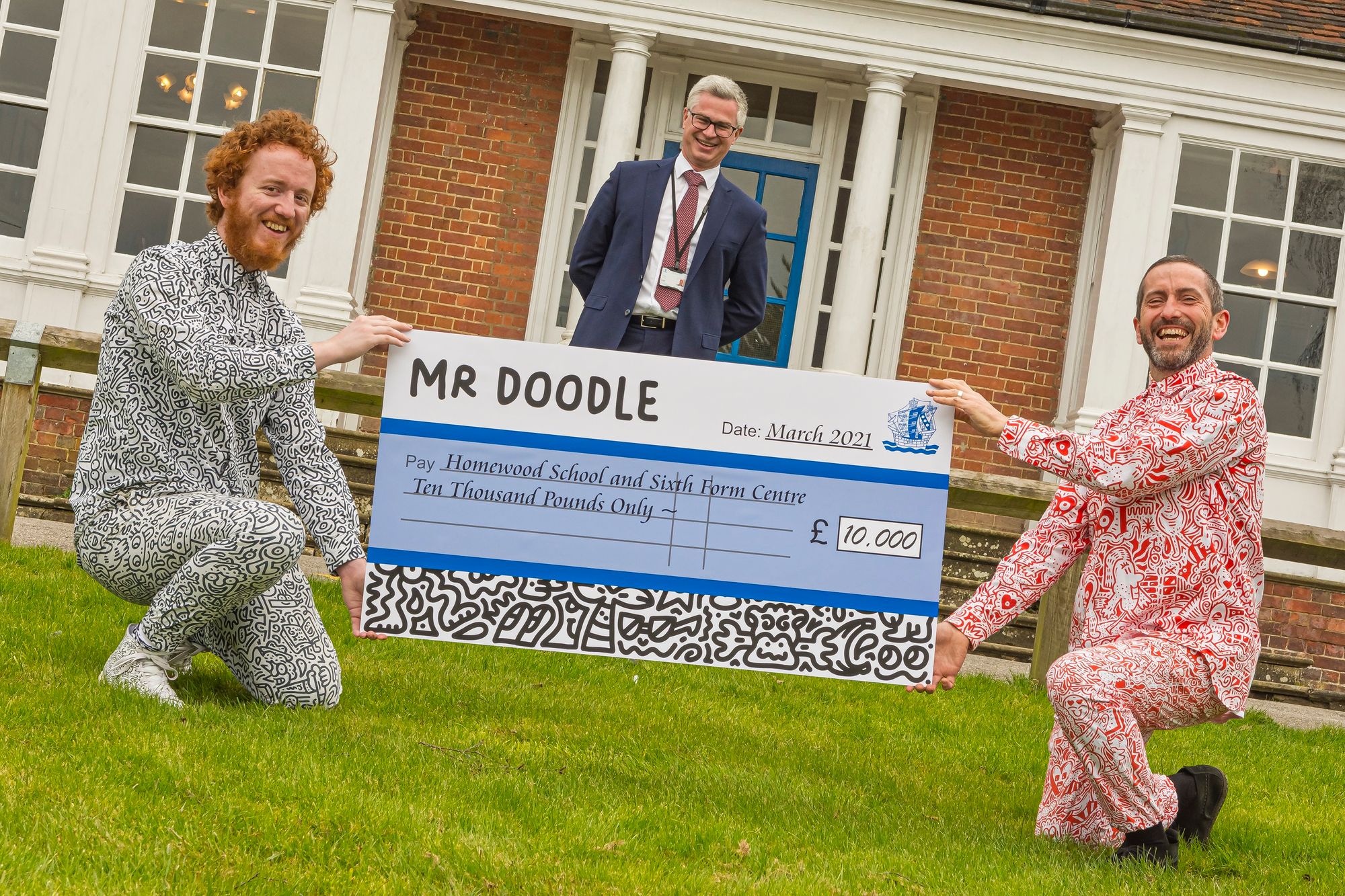 Mr Doodle draws a cheque for Tenterden's Homewood School