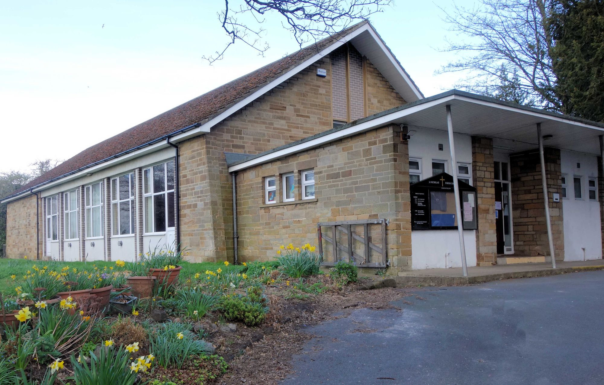 Club and Association join forces to give local pensioners an Easter treat