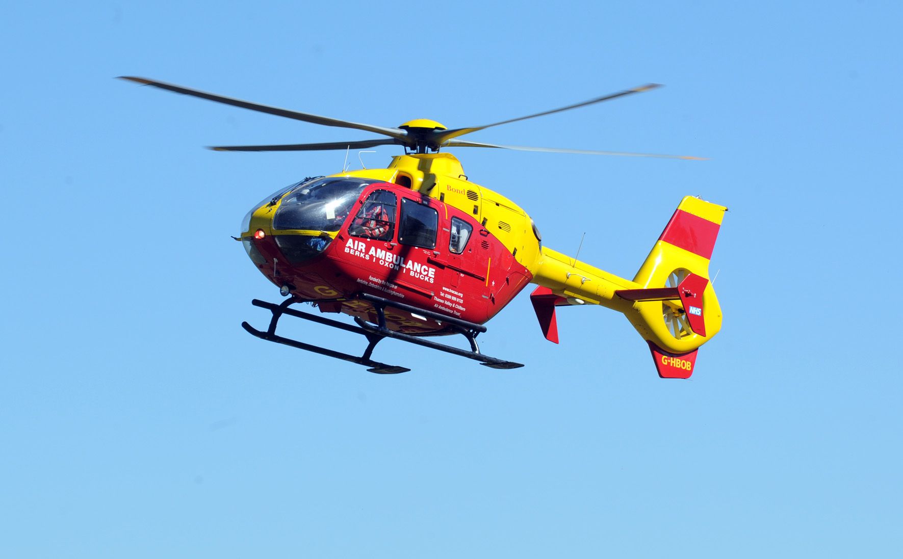 Easthampstead Golf Club dig deep to help Thames Valley Air Ambulance fly high