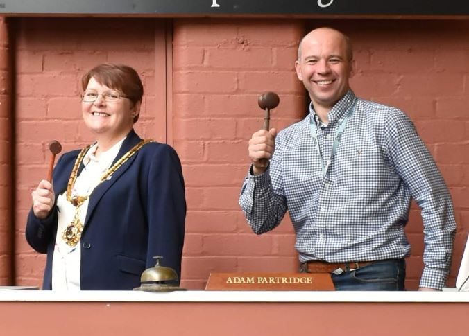Mayoral auction raises £1,000 for Macclesfield charities