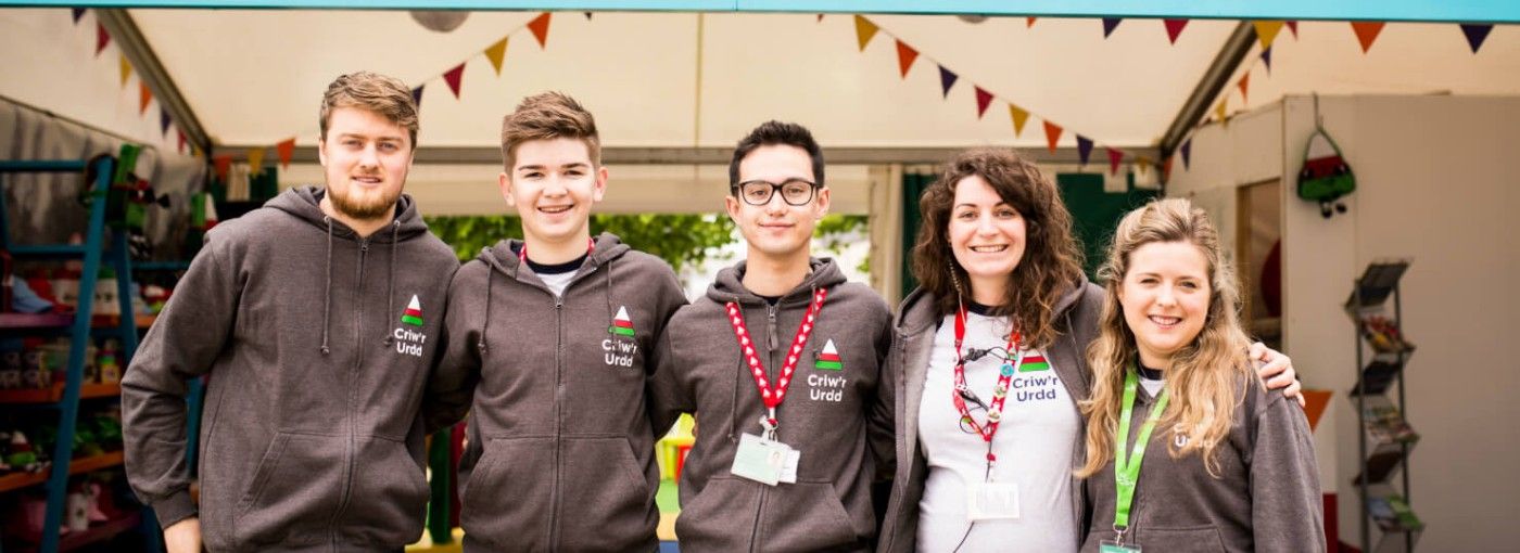 Mudiad ieuenctid mwyaf Cymru'n recriwtio staff i ailadeiladu gwasanaethau