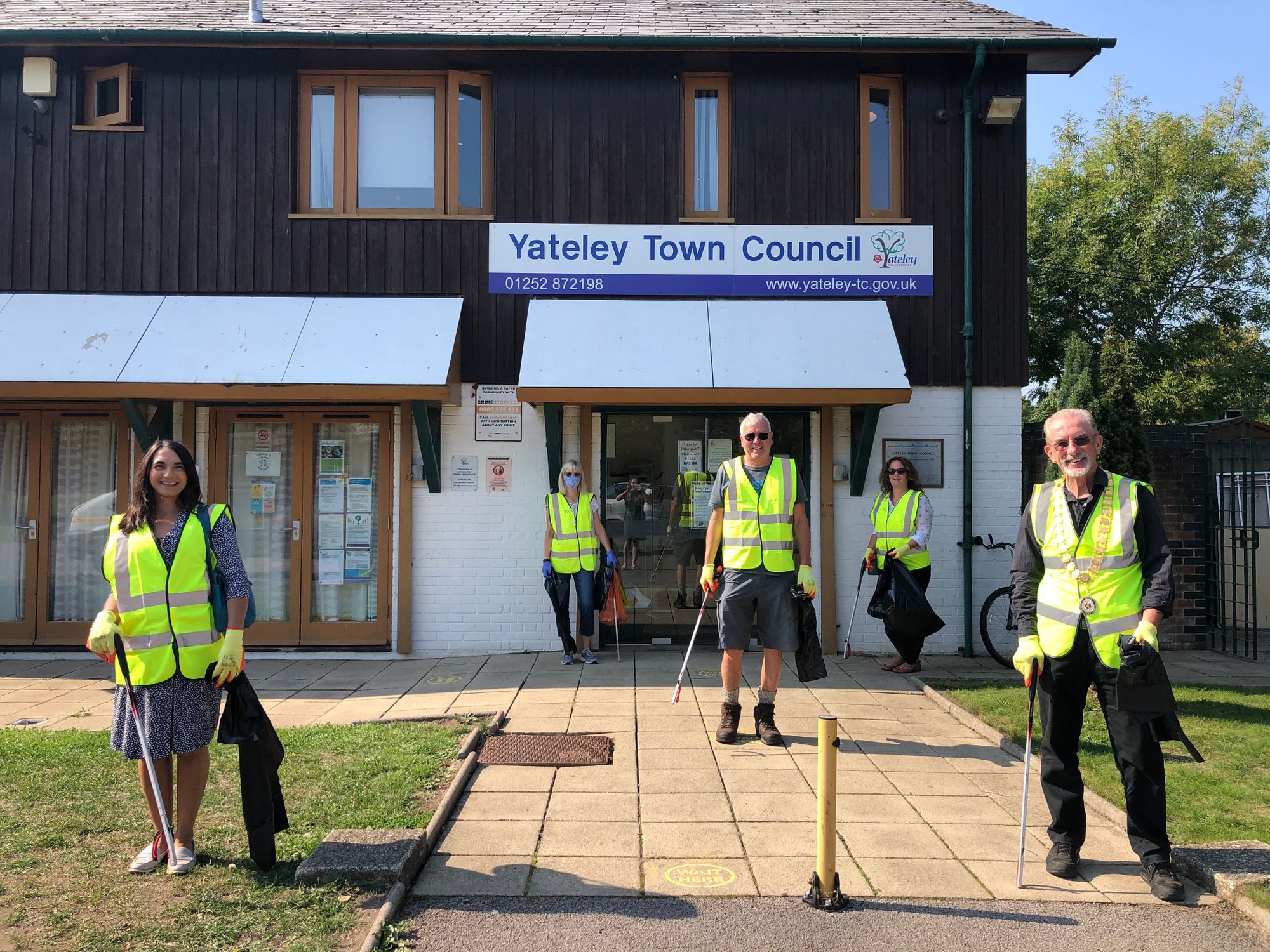 Residents encouraged to join Yateley Town Council by taking part in litter pick event