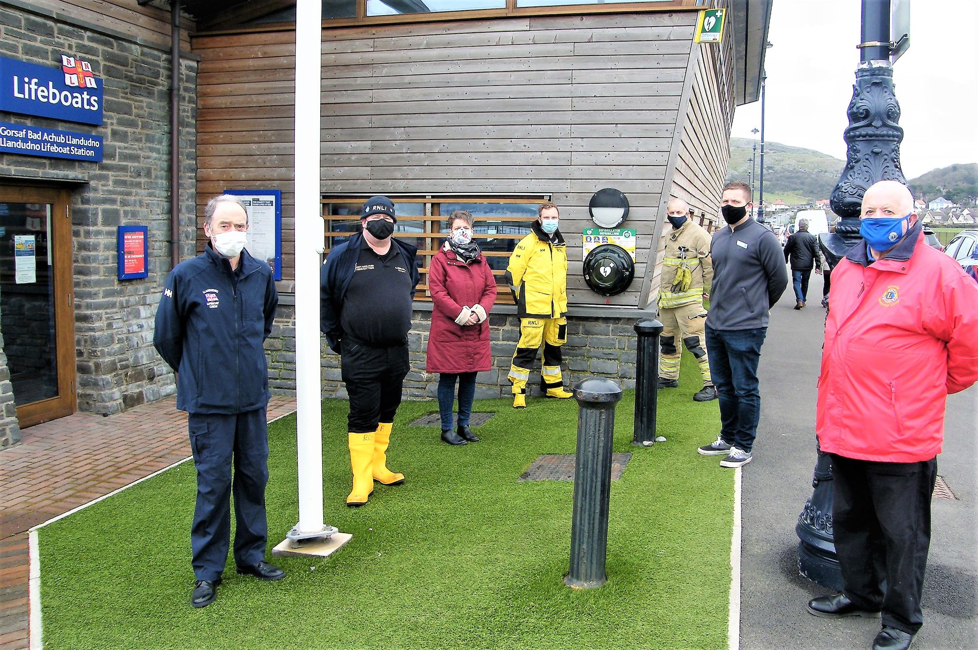 Community project funds new defibrillator at Craig-y-Don