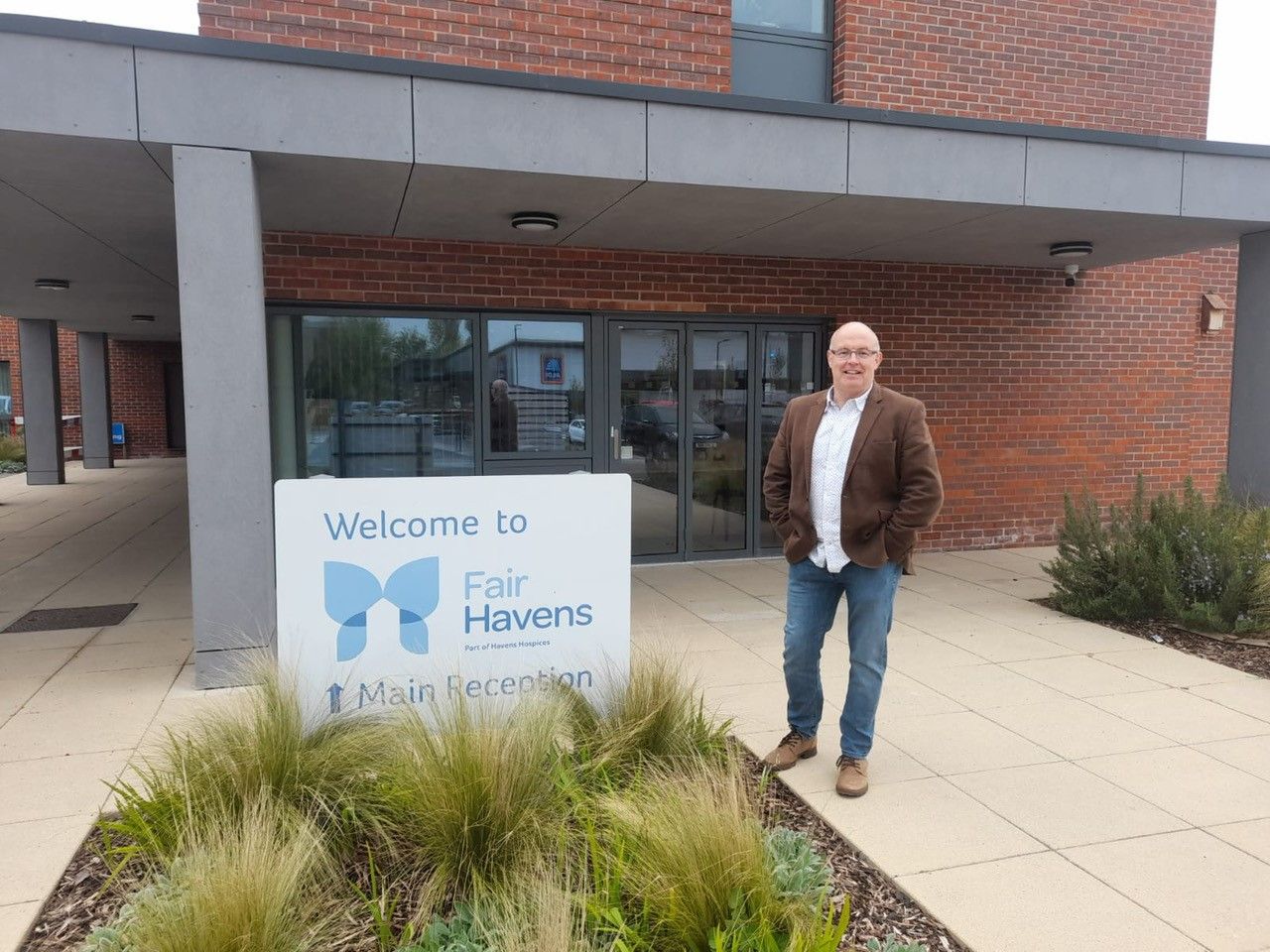 Mountnessing will writer takes on skydive for Havens Hospices