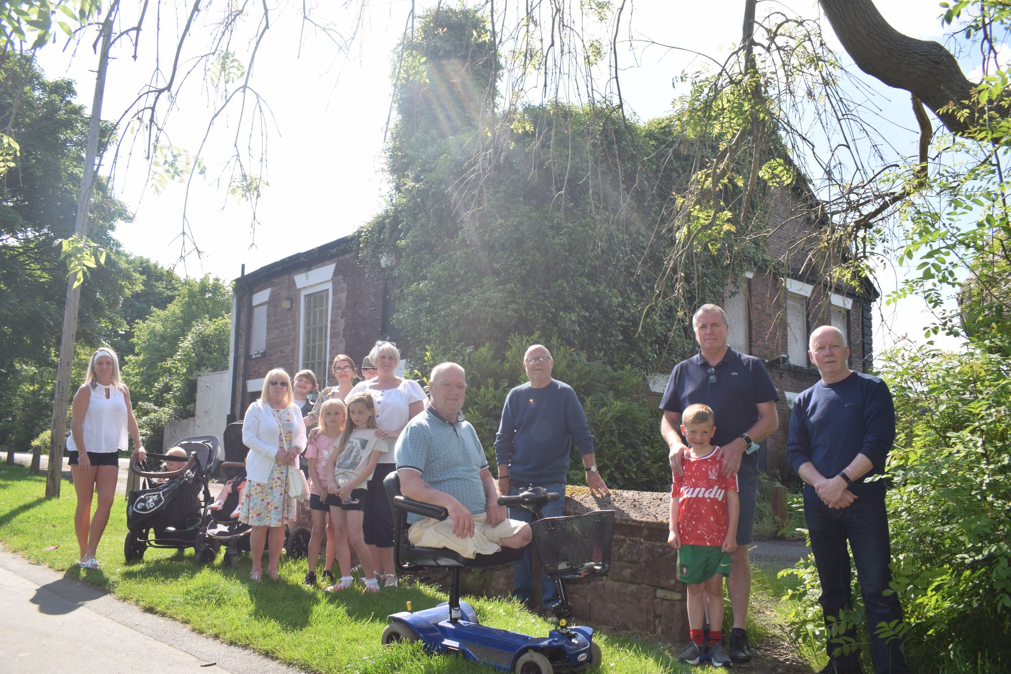 Neighbourhood demands action over Runcorn landmark abandoned to rubbish and weeds