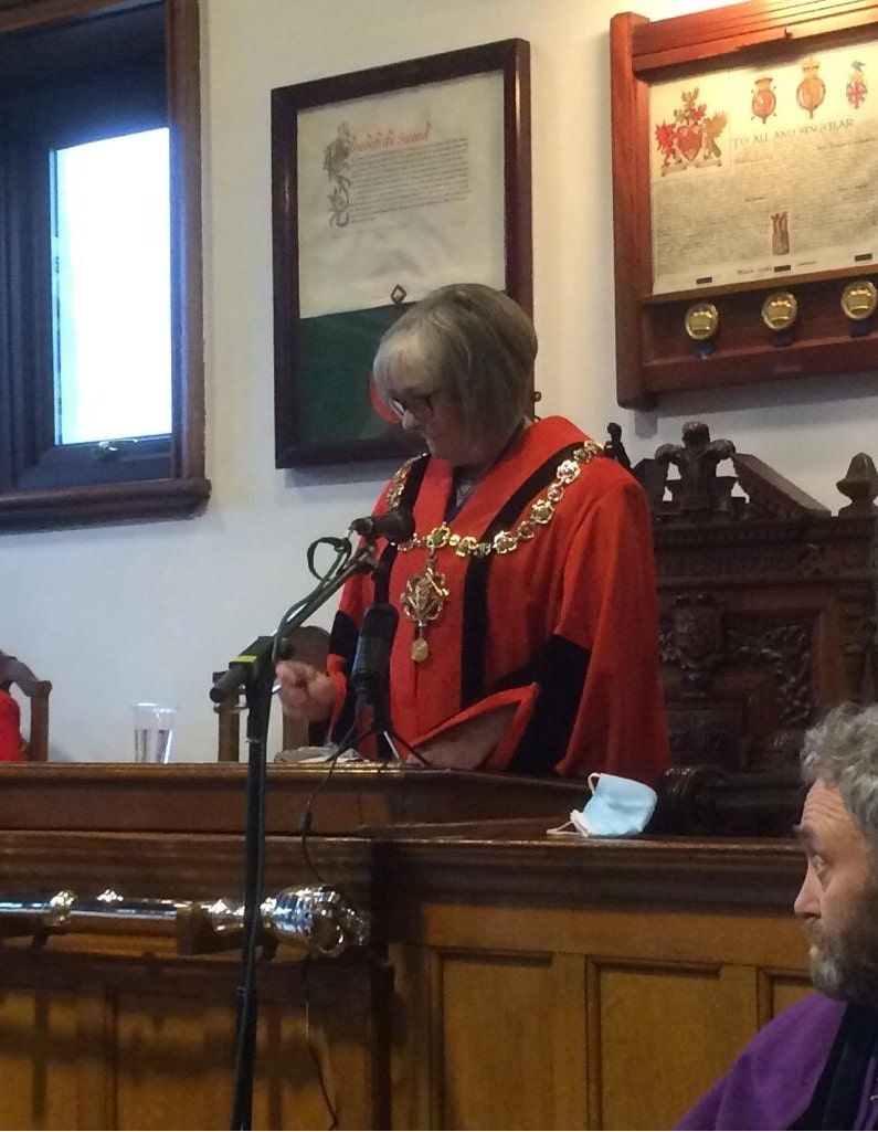 Maer newydd Caernarfon yn falch o gynrychioli ei thref genedigol