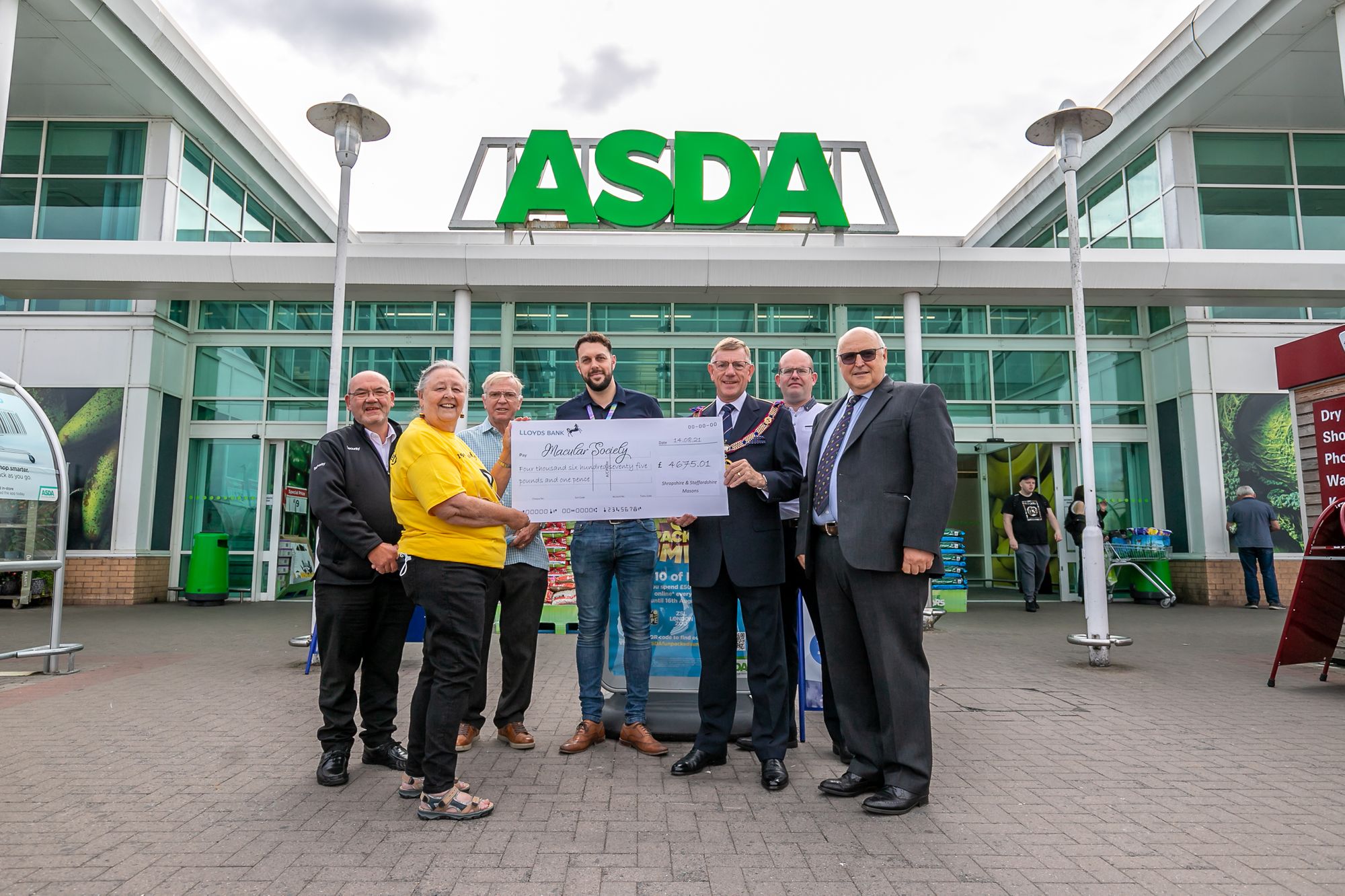 West Midlands Freemasons help fund sight loss research at University College London