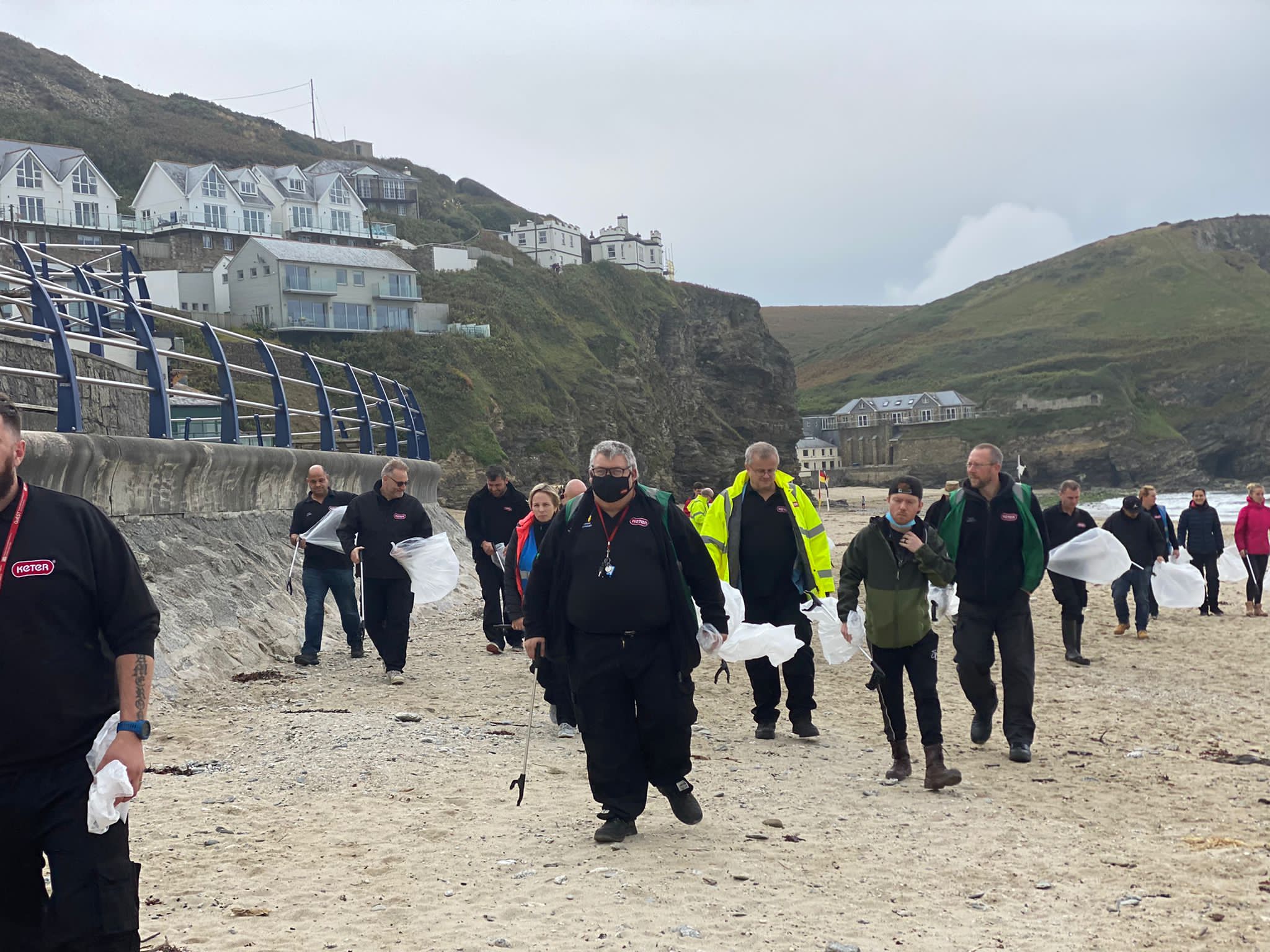 Garden furniture manufacturer Keter sends staff to Portreath beach for litter pick