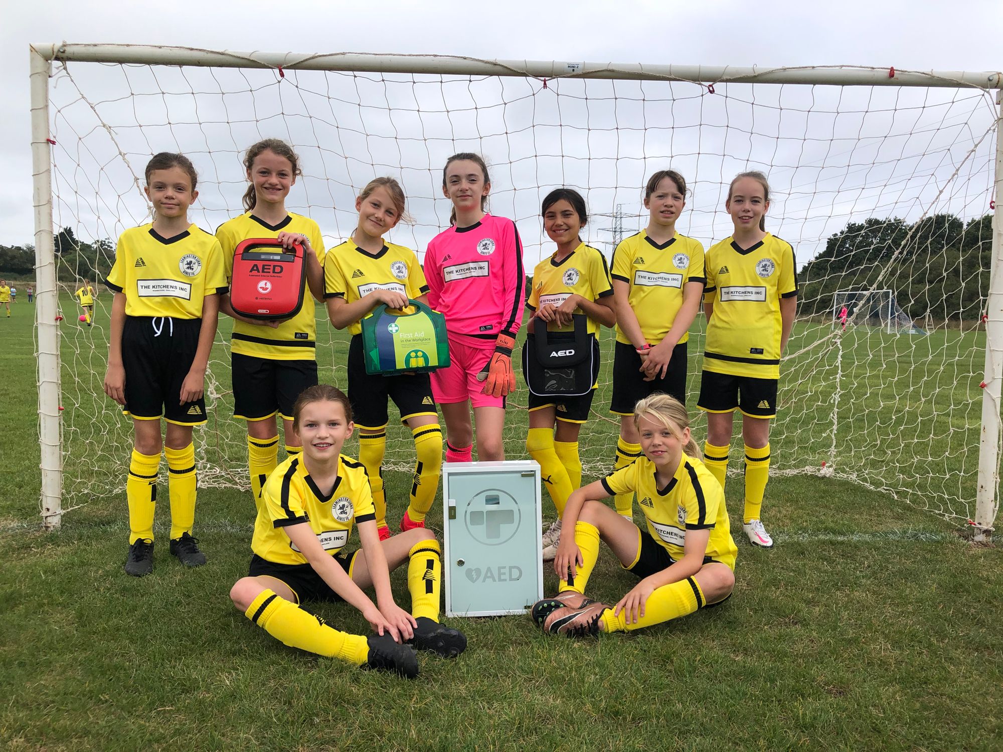 Life-saving defibrillator gifted to Leamington football club