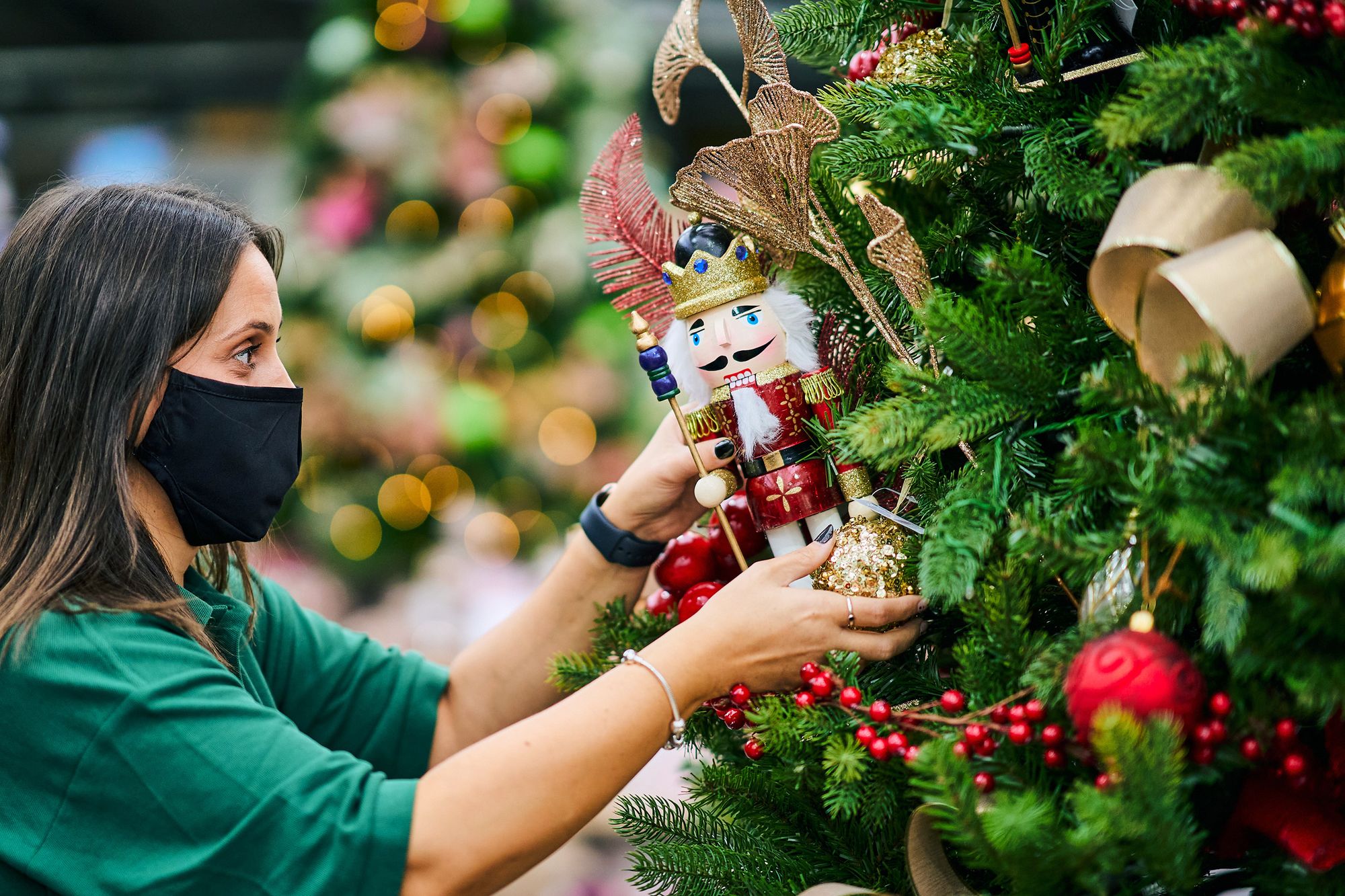 Leicester garden centre hosts charity Christmas shopping night