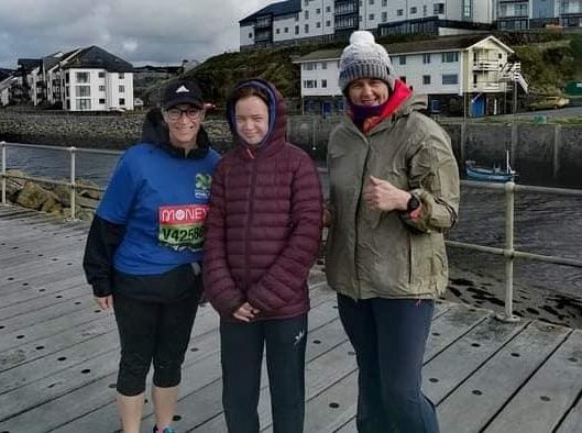 Merch o Aberystwyth yn rhedeg marathon er budd Elusennau Iechyd Hywel Dda