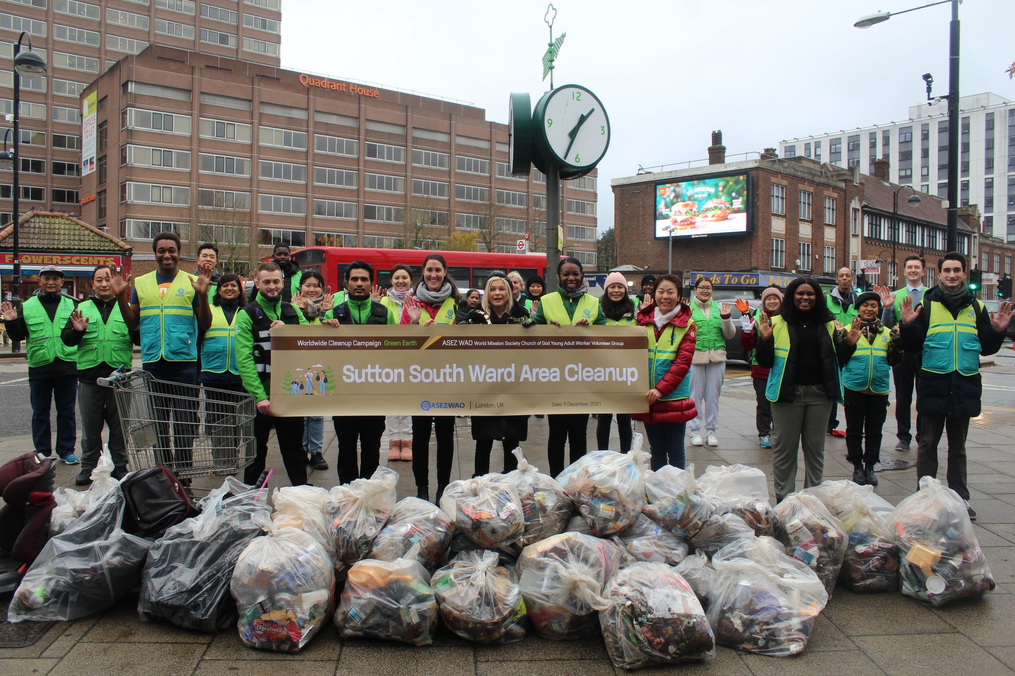 Volunteers litter pick with Mayor of Sutton