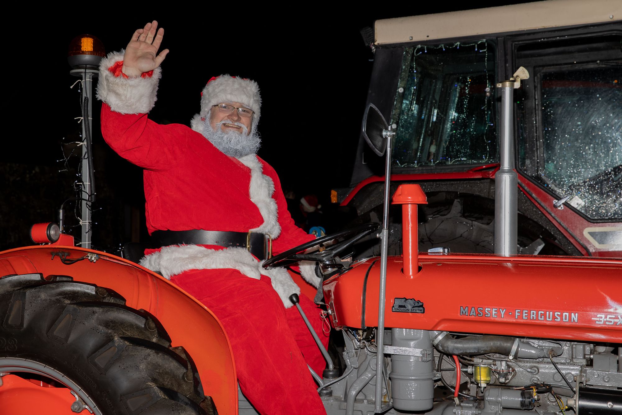 Dyffryn Tywi YFC Christmas tractor run raises over £800 for mental health charity