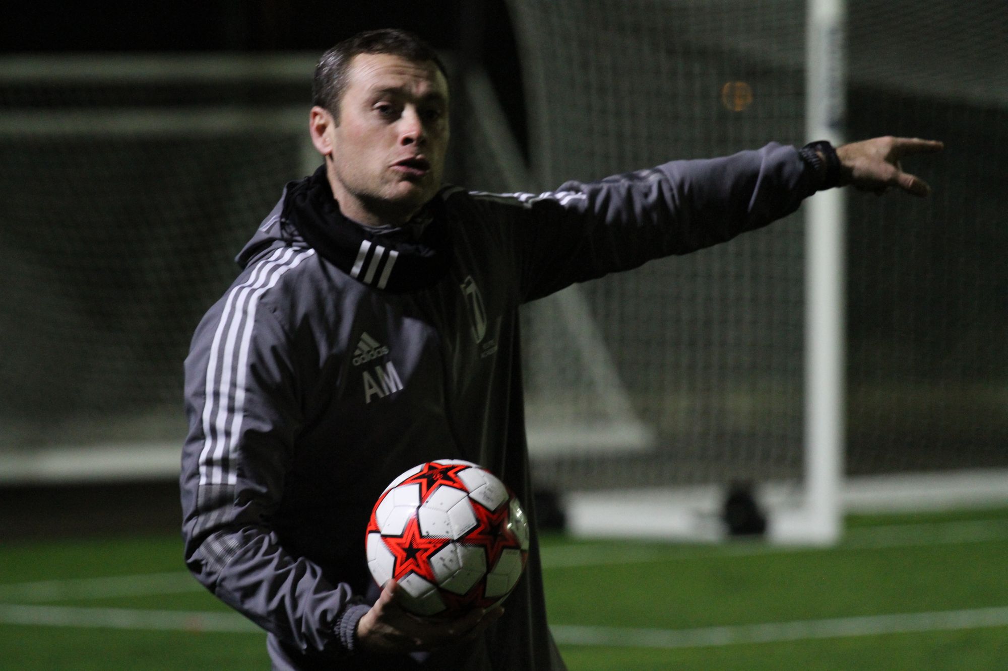 Former Everton midfielder to hold private performance training