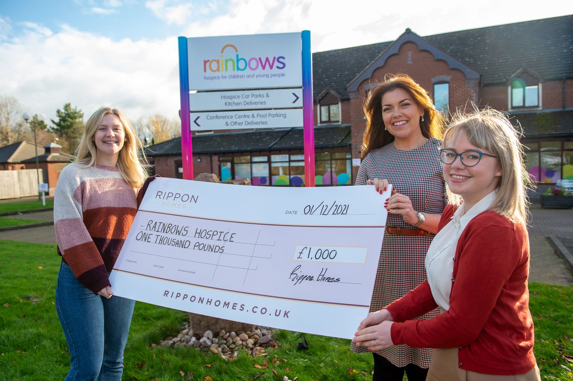 Housebuilder helps Leicestershire children’s hospice with donation