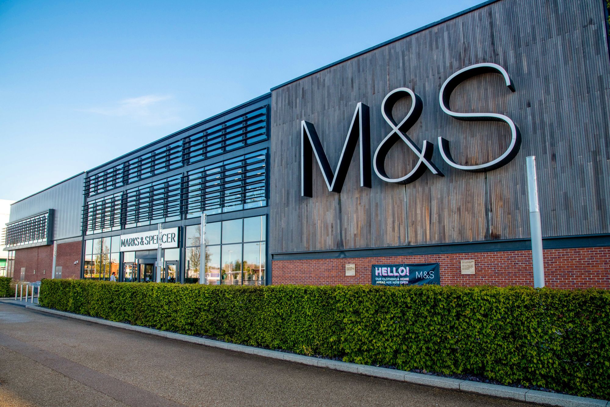 M&S increases minimum pay to £10 an hour