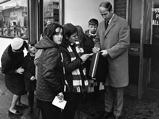 Nostalgia: Fans line up for Bobby Charlton's autograph
