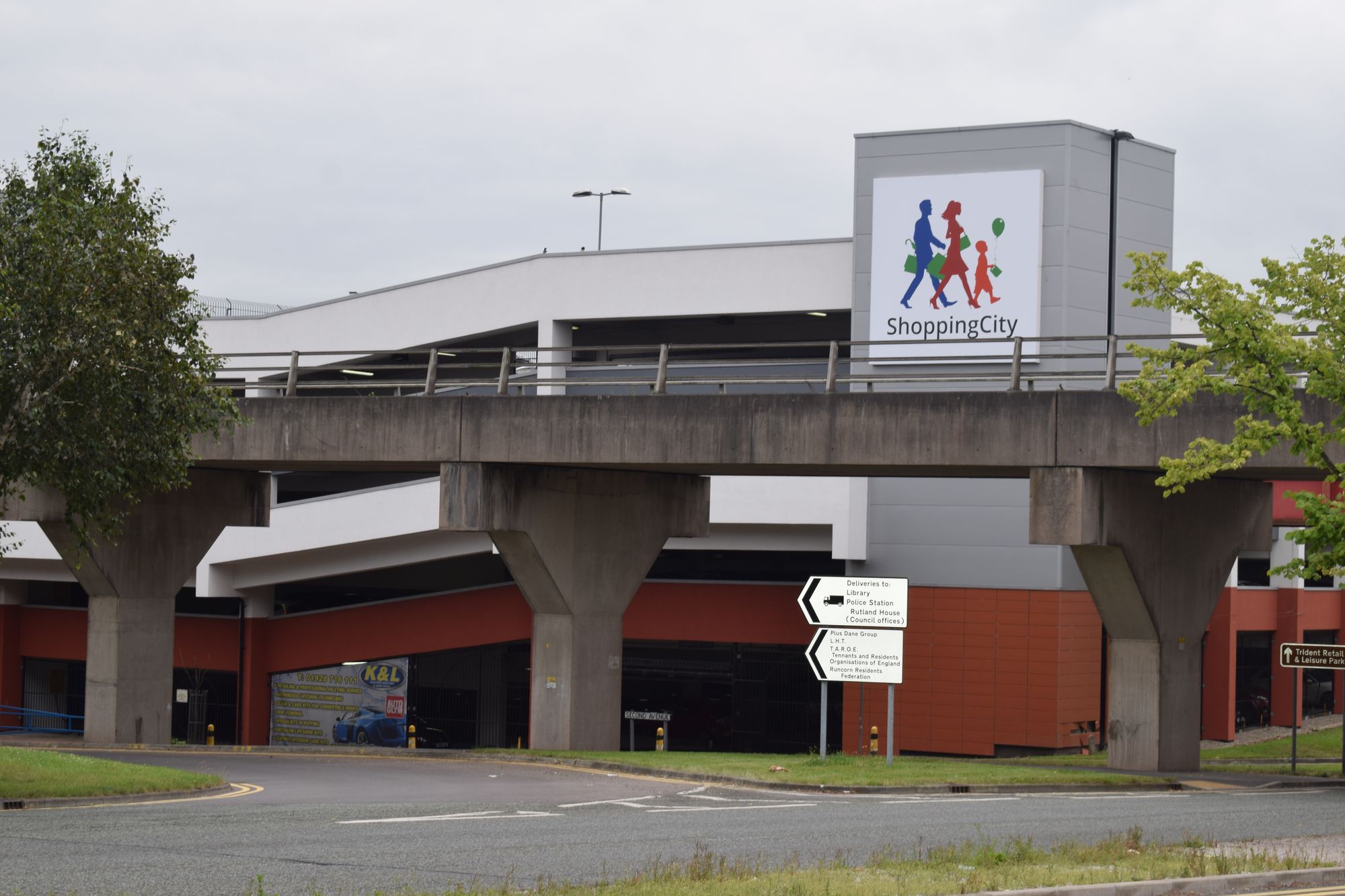 Shopping centre and Runcorn police team up to help vulnerable households
