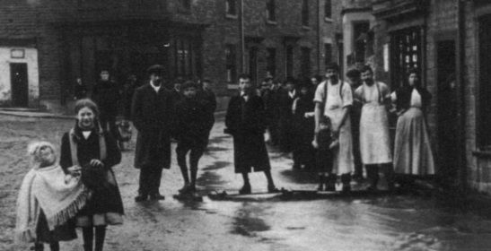 Macclesfield Nostalgia: Crowd of onlookers flock to see flood spectacle