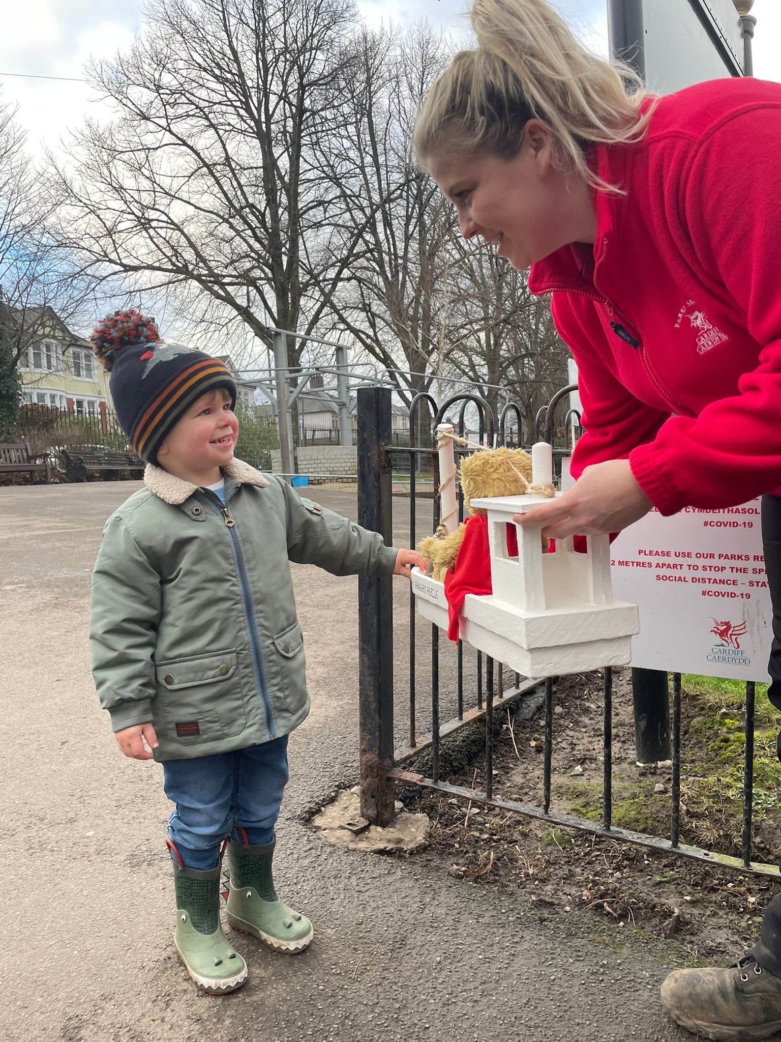 Toddler reunited with "Teddy" after it fell into Roath Lake