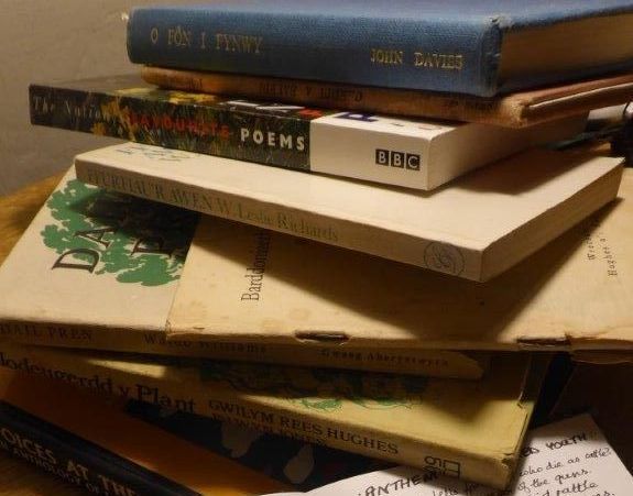 Sylweddoli gwerth barddoniaeth fel therapi effeithiol i deimlo'n ddigalon
