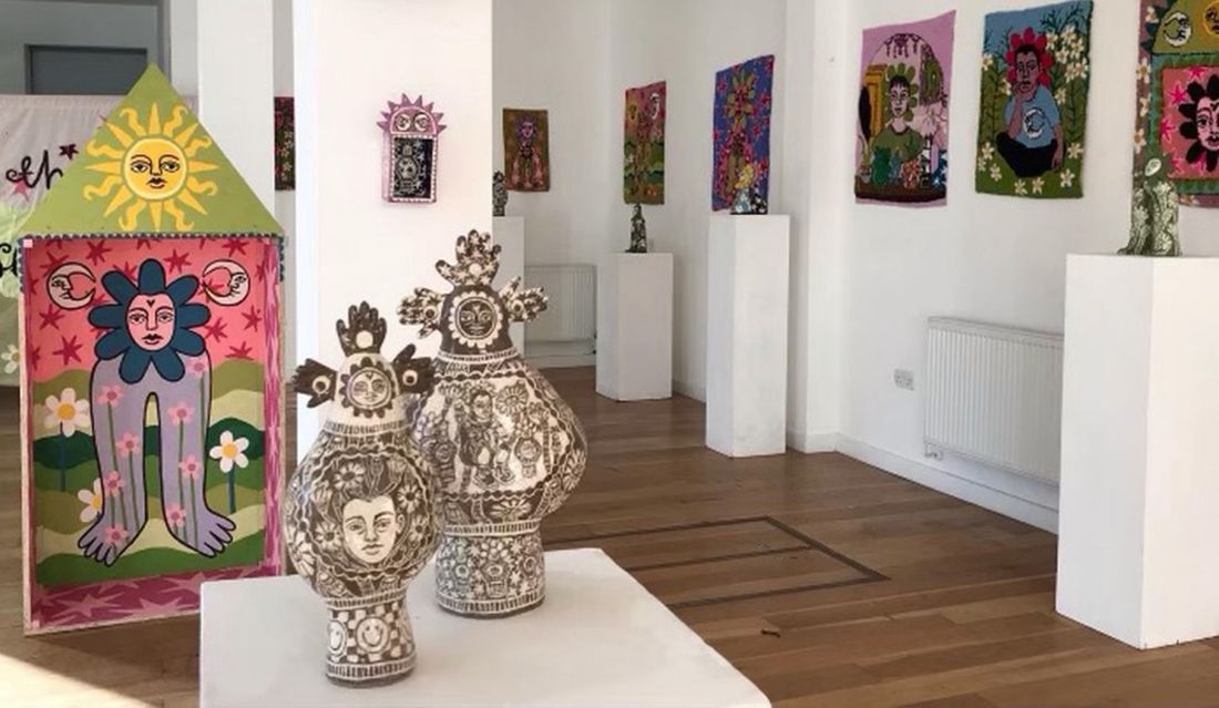 TV judge visits sellout show by young Dover artist