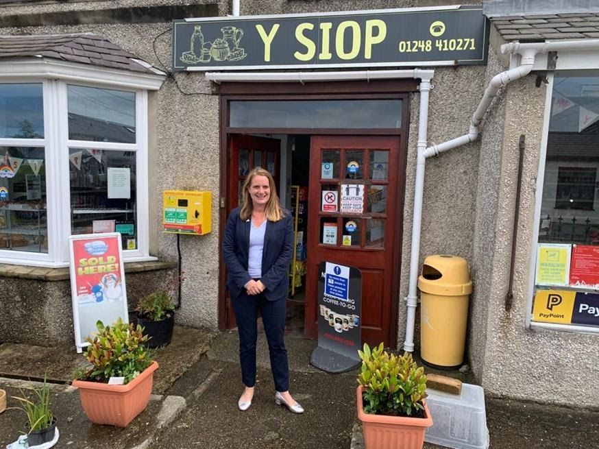 Ynys Môn MP launches campaign for more defibrillators